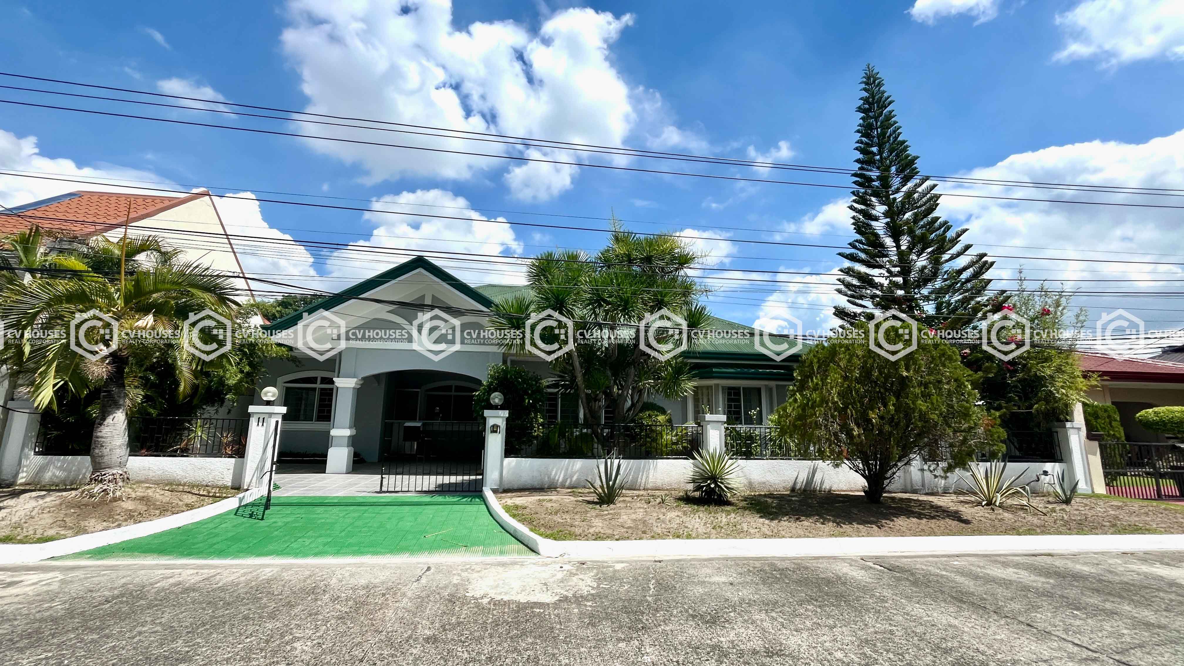 Bungalow House with Private Garden and Garage for Rent