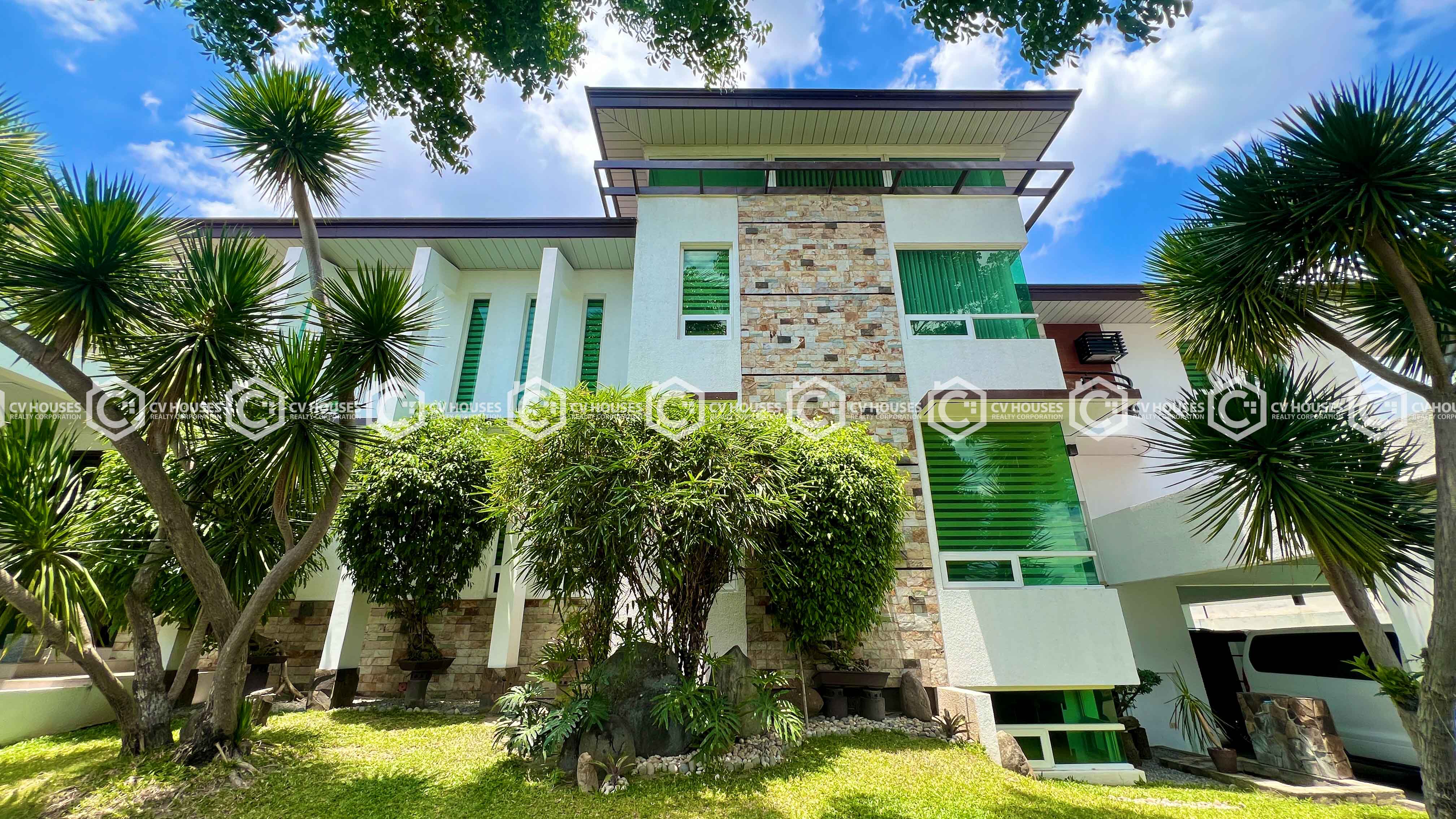 Fully Furnished 5-Bedroom Estate with Pool & Jacuzzi