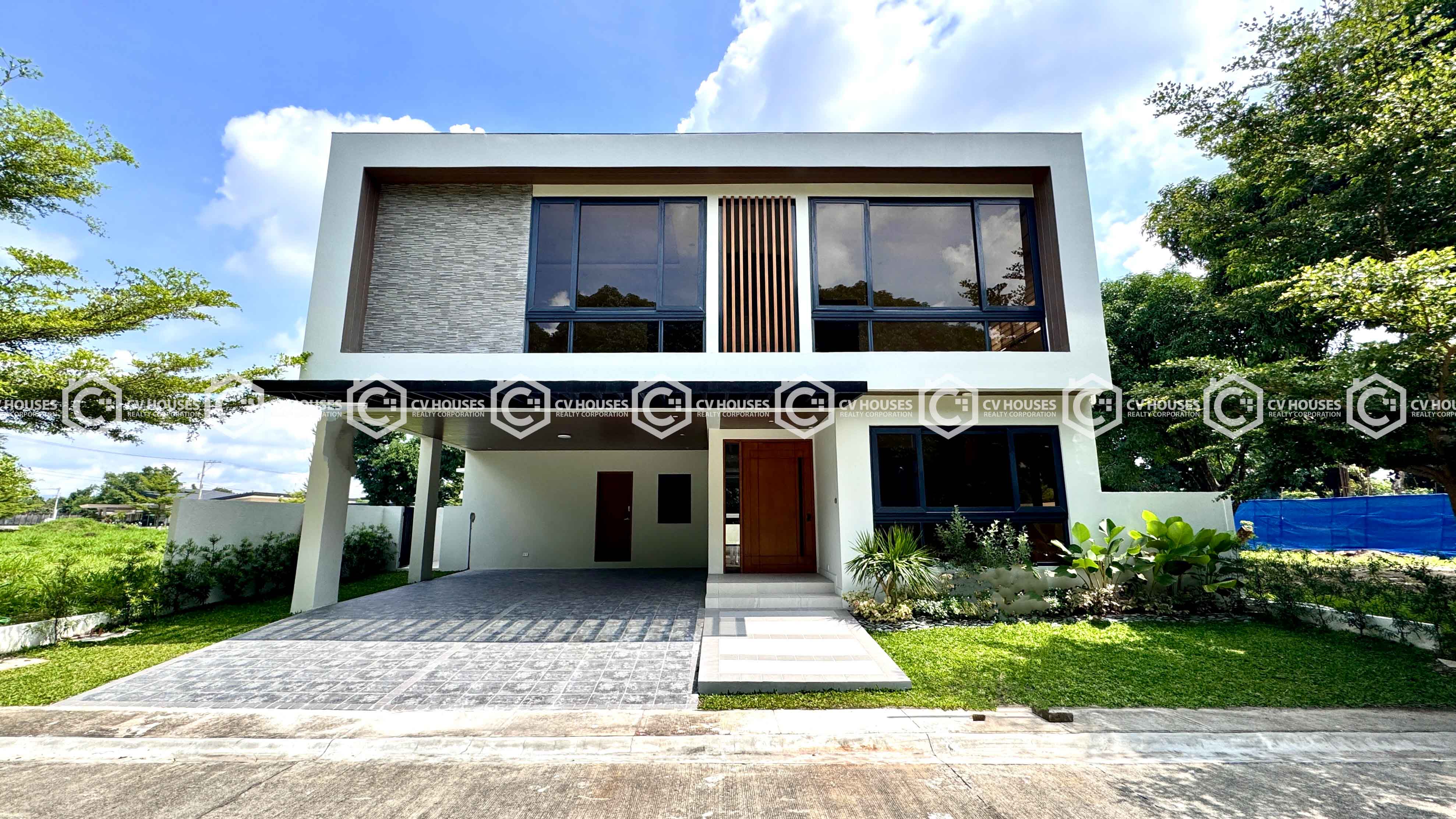 Spacious Family Home with Pool in Plantation Hills for Lease